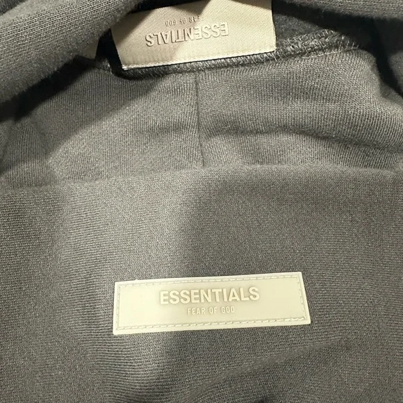 NWT 100% authentic essentials 1977 hoodie iron color - Picture 4 of 5